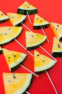 红色背景中成熟的黄色西瓜夏季食物图片