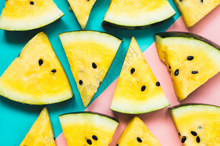 蓝色粉红色背景上的成熟黄色西瓜夏季食物图片