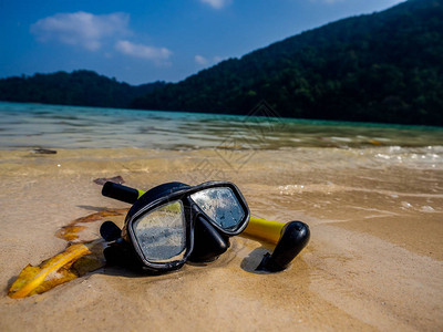 在海滩上浮潜的面具图片