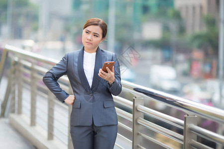 女人打智能手机图片