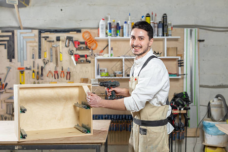 家具厂小型公司和人的概念年轻工人在一家生产家背景图片