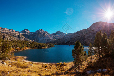 内华达山脉的景象美国加利福尼图片
