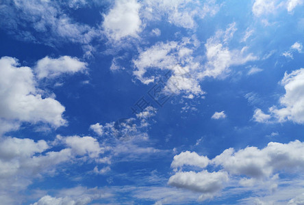 蓝色天空中的白云自然背景美丽的自然图片