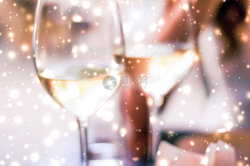 酒厂饮品和奢华的新年前夜庆祝概念图片