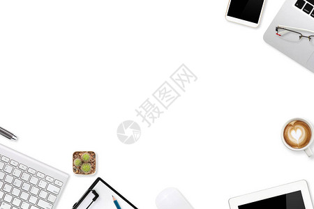 白色背景中带笔记本电脑办公用品咖啡杯手机和咖图片