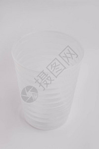 白色背景的透明塑料杯图片