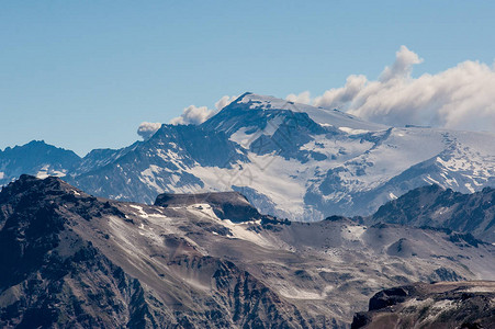 智利巴塔哥尼亚独特的白沙漠山脉中的活火山绿松石湖和河流硫磺烟雾背景图片