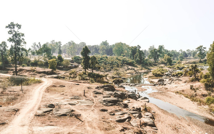 中央邦纳尔马达支流垂死的河流描绘干旱的地在炎热的夏日图片