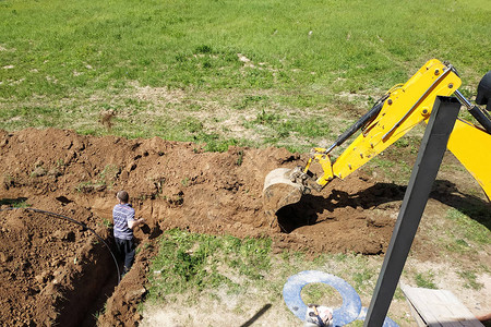挖掘机挖沟铺设电缆2019高清图片