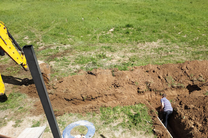挖掘机挖沟铺设电缆2019图片