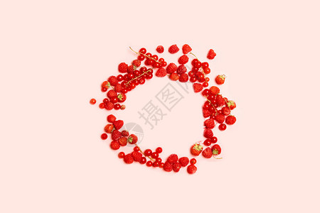 由红熟的草莓草莓和草莓以粉红色背景组成的有创意食物圆形框架图片