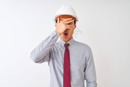 身着领带和头盔的建筑师站在孤立的白色背景之上图片