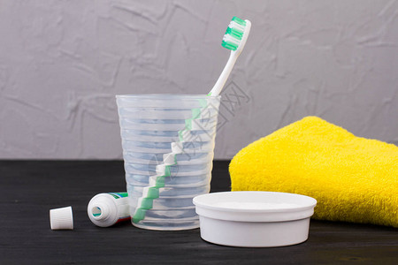 玻璃牙膏和卫生间毛巾中的牙刷图片