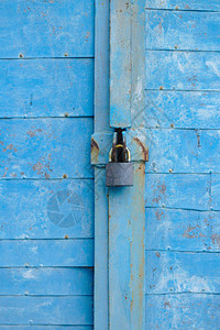 带挂锁的旧蓝色木板门图片