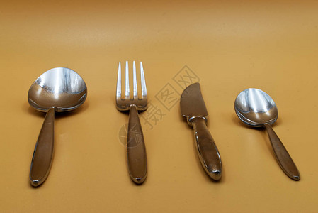 勺子刀子叉子和茶匙放在一个清晰的桌子上图片