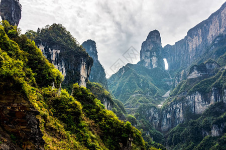 远在天曼山与海门一道的山边绿树丛图片