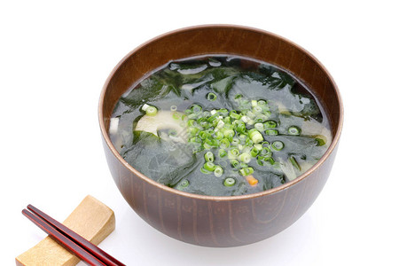 日本料理海带裙菜味噌汤在碗上图片