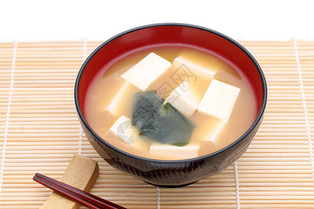 日本料理豆腐味噌汤和碗裙菜图片