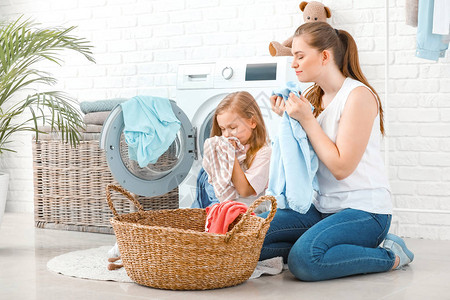女人和女儿在家里洗衣服图片
