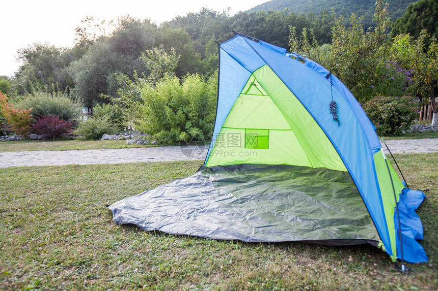 夏日自然露营地的彩色帐篷图片