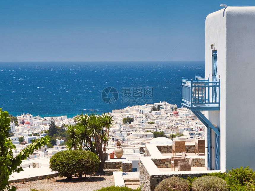 希腊Mykonos岛沿海城市和蓝色海面的白墙和蓝阳台图片