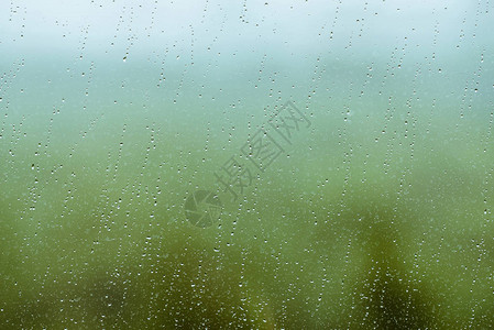 以雨滴为背景的脏玻璃图片