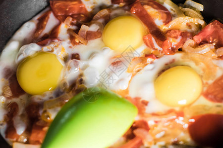 洋葱炒鸡蛋番茄和辣椒锅里煮饭早餐健图片