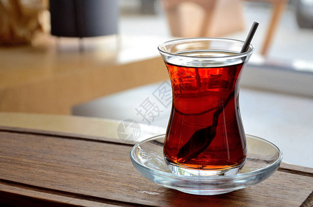 土耳其茶咖啡馆的木制餐图片