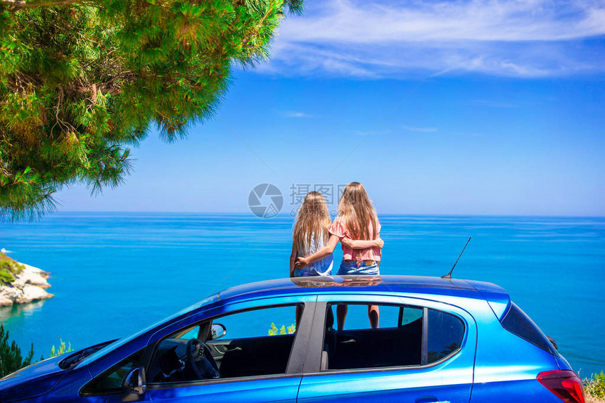 小女孩乘车旅行享受暑假风图片