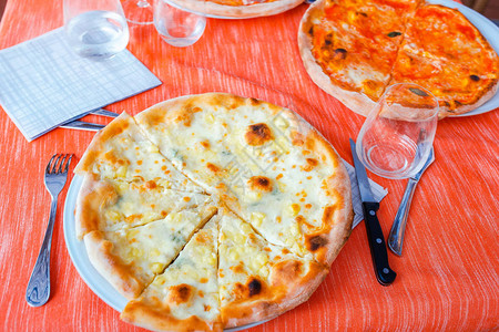 披萨配有奶酪橄榄新鲜番茄和果酱在图片