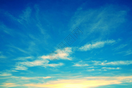 白天空有蓝色的乌云日图片