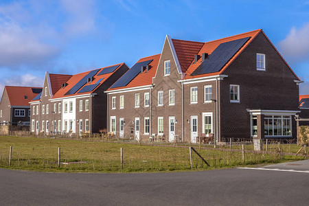 荷兰格罗宁根市蓝色天空下新古典风格的现代行房图片