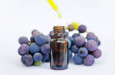 葡萄籽油在一个小瓶子里有选择背景图片