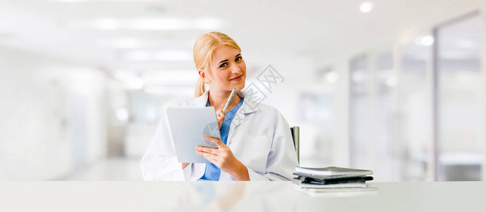医生在医院使用平板电脑医疗保健和医生图片