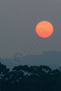 太阳落山和热带充满阳光太阳上有巨大的黑斑轮廓背景图片