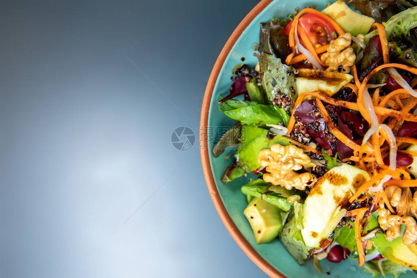 健康蔬菜绿色菜鸟或希腊麦地拉尼沙拉和煮鸡蛋及水果图片