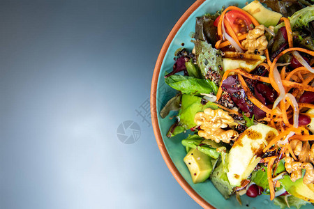 健康蔬菜绿色菜鸟或希腊麦地拉尼沙拉和煮鸡蛋及水果背景图片