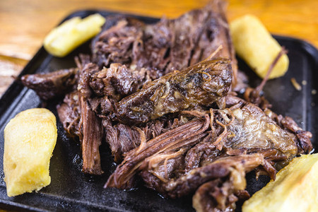 猪排肉和土豆一块盘子巴西米纳斯吉拉背景图片