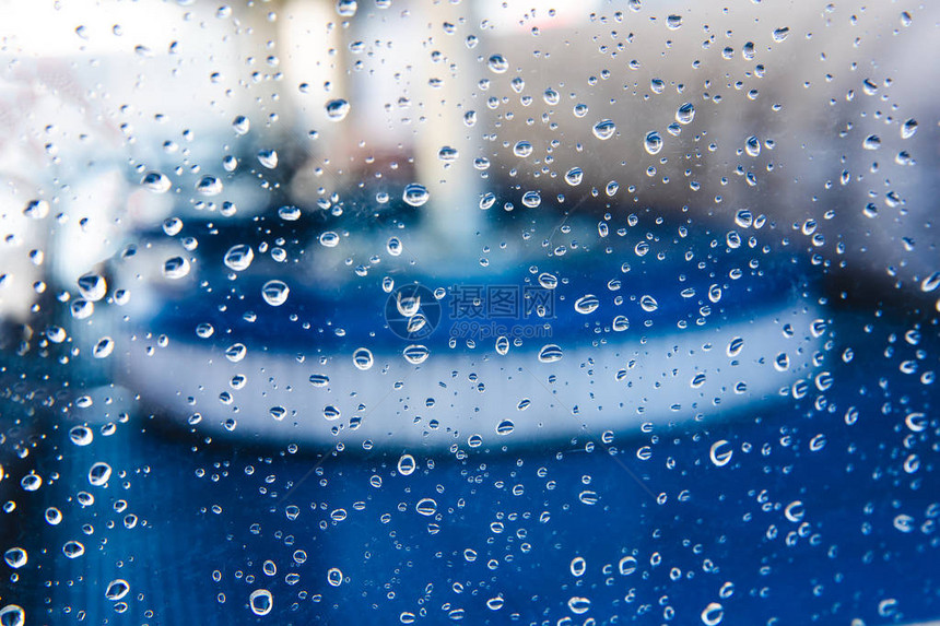用玻璃和水滴或雨滴清洗和清洁概念图像图片