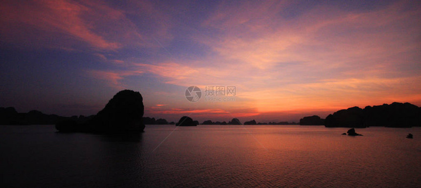 越南东北部的HaLongBay以其绿化的水和数千座雨林覆盖的石灰岩岛闻名无人游船和海上皮艇探图片