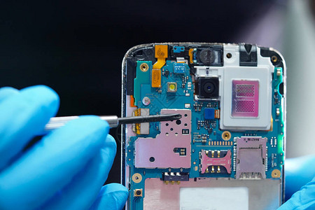 亚洲技术员修复智能手机电子技术微电路主板图片