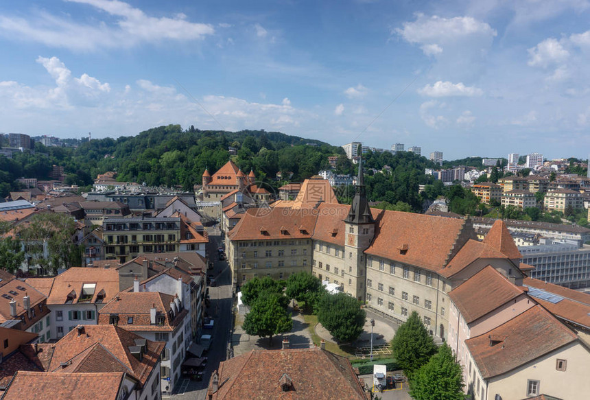 古老的屋瓦和现代建筑结合了不同的历史时代夏季瑞士著名城市洛桑的历史部分的顶视图明亮的蓝天与地平图片