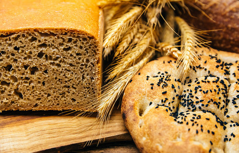 烤新鲜黑麦面包或整颗棕色面包小麦或钉子和图片