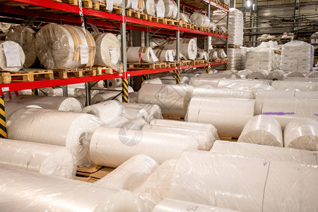 化学工厂仓库内新生产的聚乙烯胶卷包装和包裹的大型圆乙图片