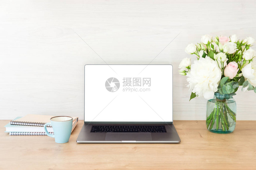 办公桌与笔记本电脑与空白屏幕样机用品杯咖啡木制表面上的花束女商图片