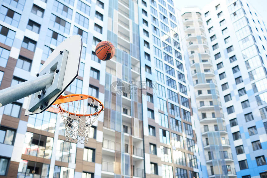篮球在城市环境复制空间中飞过环球的图片