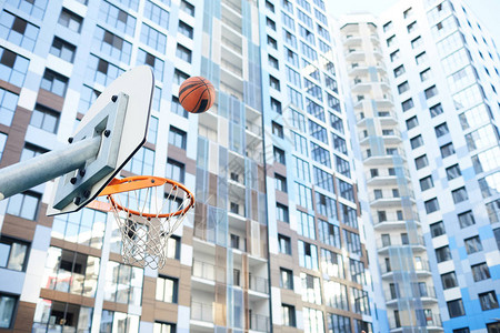 灌篮高手篮球在城市环境复制空间中飞过环球的背景