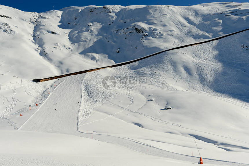 瑞士ZermattGonesgerratbahn号火车的轨迹前往著名的Zermatt滑雪胜地Gorne图片
