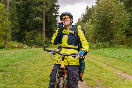 自行车包装机停在森林中央打电话聊图片