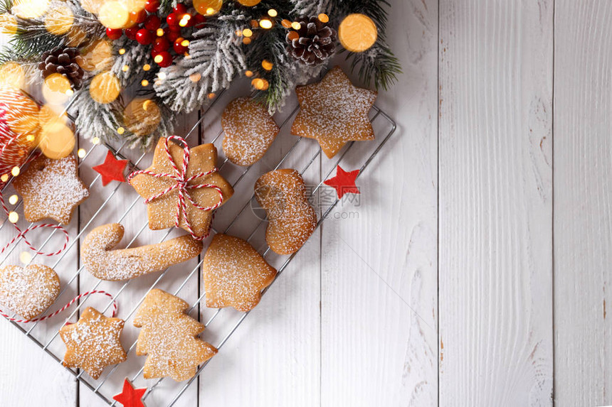 家里做圣诞短面包或姜饼干在白木面上水图片